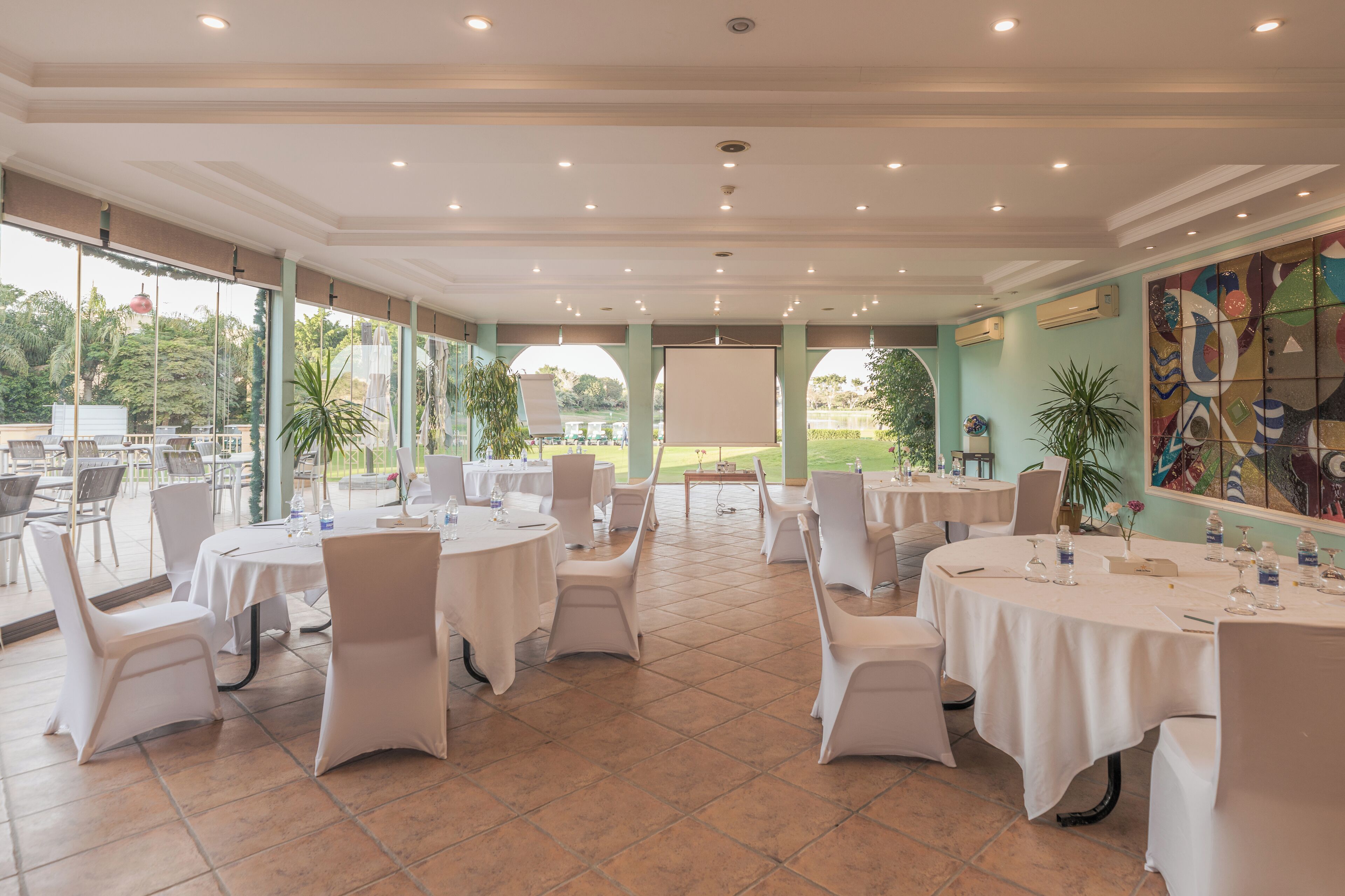 3 間餐廳，供應早餐、午餐和晚餐，義大利料理