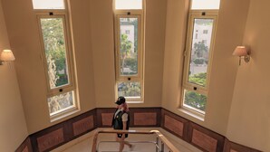 Una majestuosa escalera con barandilla que conduce a un piso superior.
