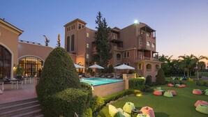 Un resort con piscina, mobiliario exterior y un césped bien cuidado.