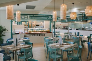 朝食、ランチ、ディナーに営業 (多国籍料理)