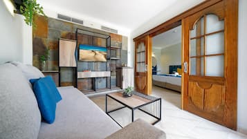 1 quarto, frigobar, cofres nos quartos, escrivaninha