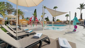 2 buitenzwembaden, parasols voor strand/zwembad