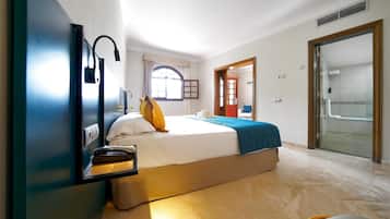 1 dormitorio, minibar, caja fuerte y escritorio