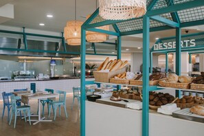 Se sirven desayunos, almuerzos, cenas y cocina internacional 