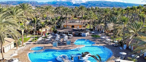 2 piscinas al aire libre, sombrillas, tumbonas