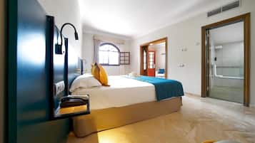 1 dormitorio, minibar, caja fuerte y escritorio