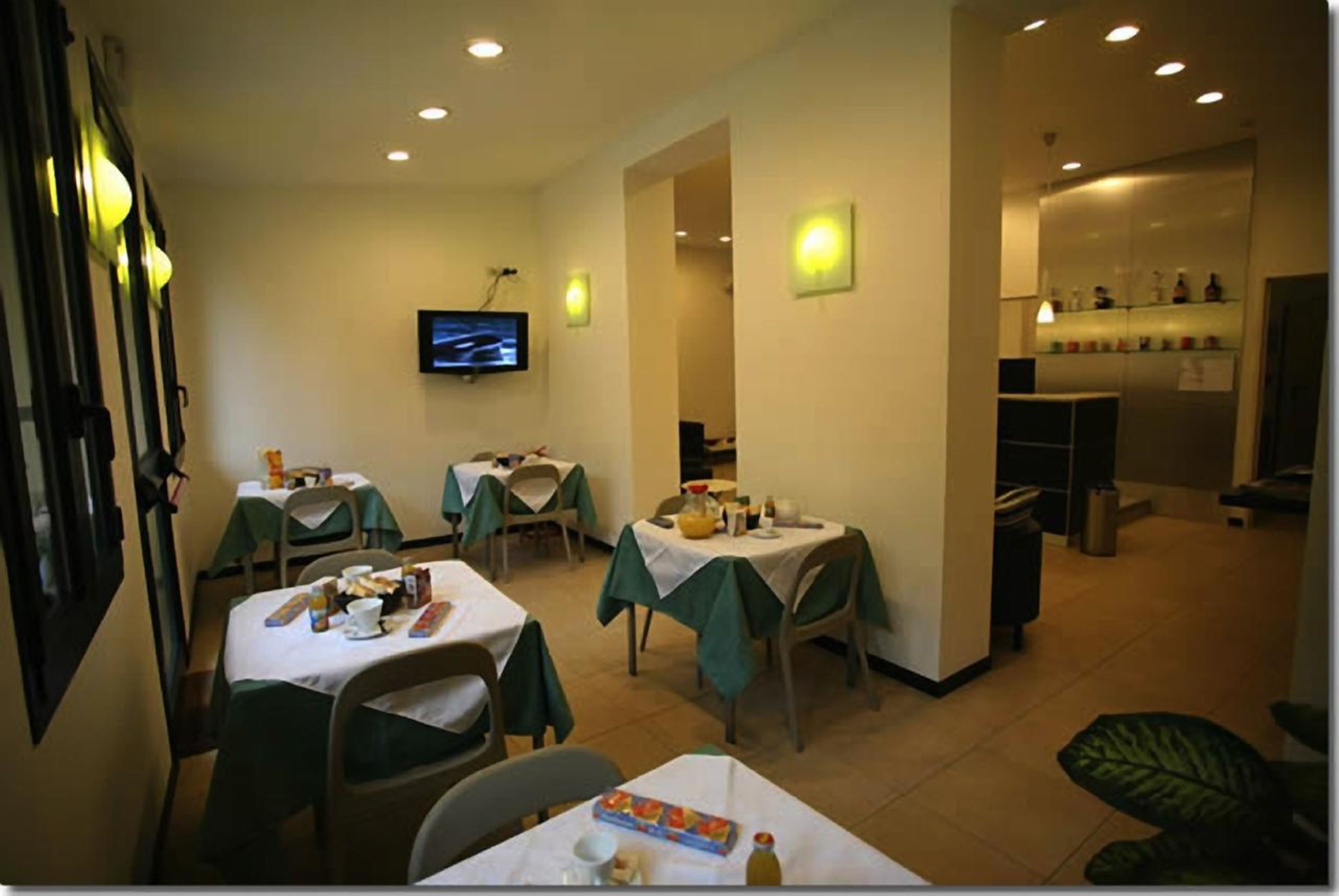 Petit déjeuner buffet (7 EUR par personne)