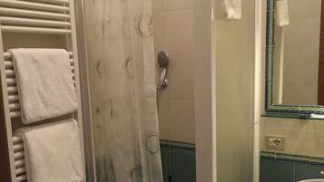 Un bagno con doccia, lavandino e portasciugamani.