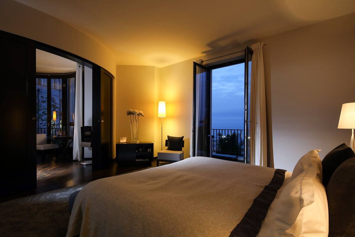 Premium bedding, down comforters, minibar, in-room safe