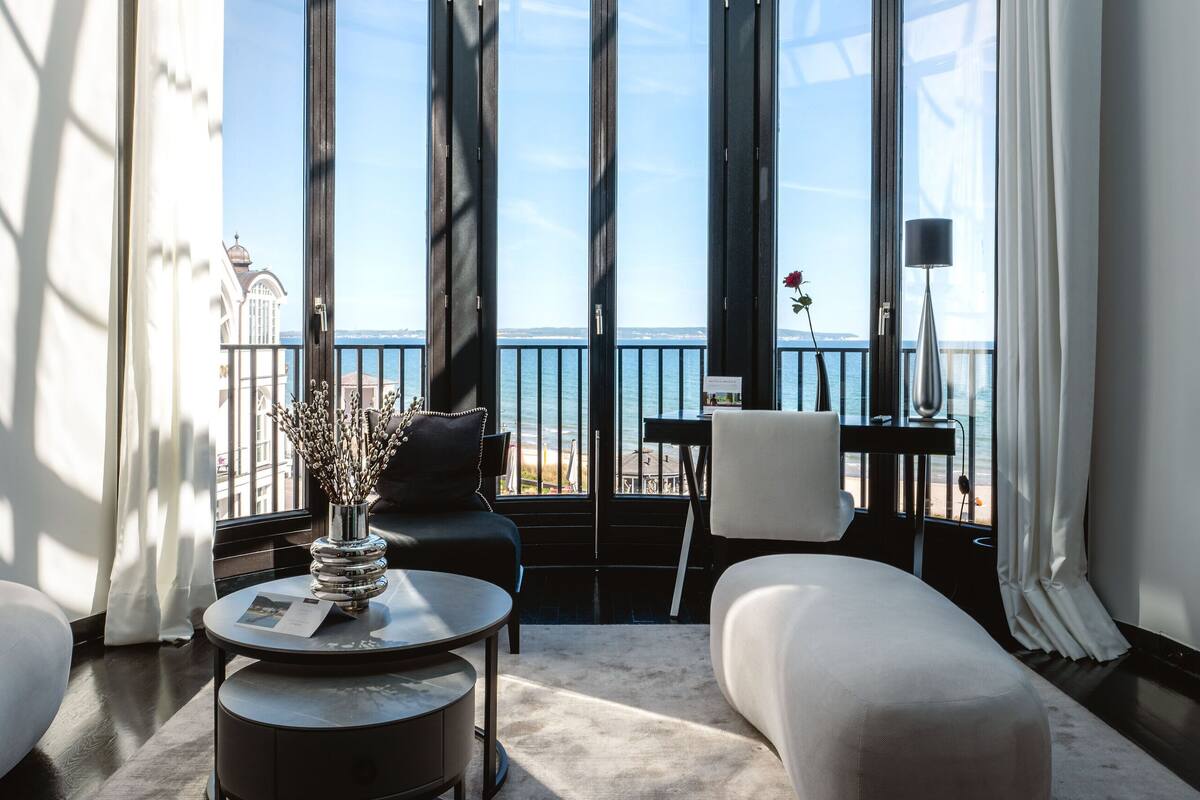 Panoramic Suite | Living area | 43-inch Smart TV with cable channels, TV