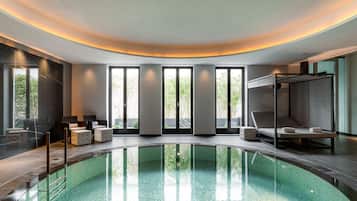 Piscine couverte, accÚs possible de 09 h 00 à 20 h 00, chaises longues