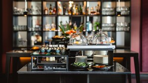 Un buffet proposant une variété de plats et une glacière de la marque Staychill.