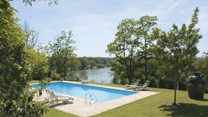 Piscine extérieure (ouverte en saison), chaises longues