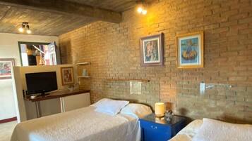 Basic-Zimmer, 1 Schlafzimmer, Whirlpool (12) | 10 Schlafzimmer, Minibar, individuell dekoriert