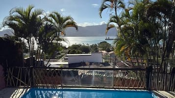 Superior-Suite, eigener Pool (19) | Wohnbereich | 40-Zoll-Flachbildfernseher mit Digitalempfang, Fernseher