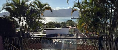 Suite superior, alberca privada (19) | Área de sala de estar | Televisión de pantalla plana de 40 pulgadas con canales digitales