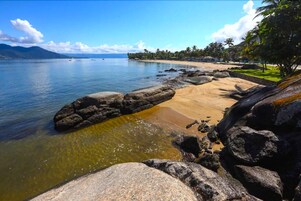 Una playa cerca, toallas de playa