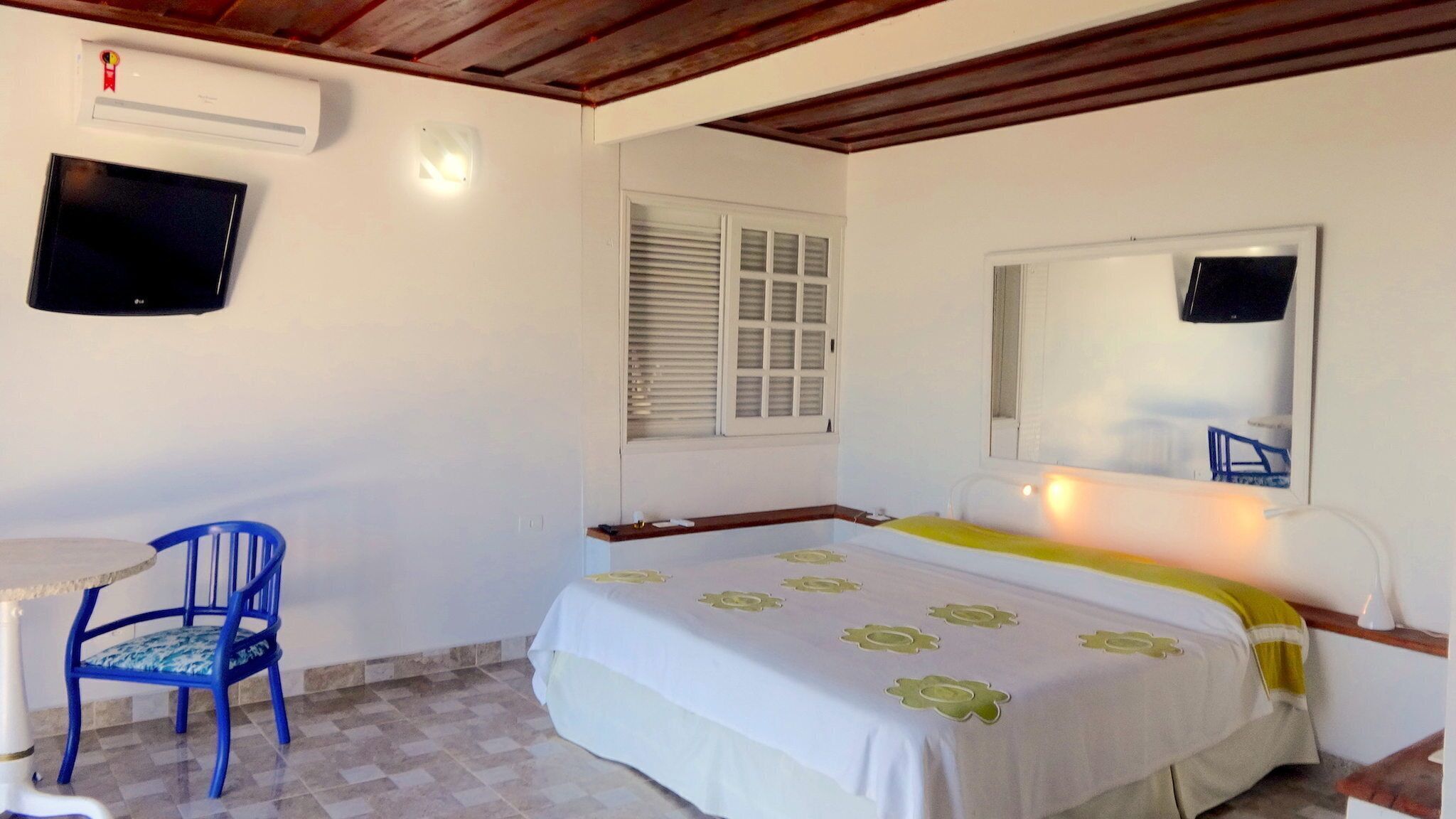 10 quartos, frigobar, individualmente decorados