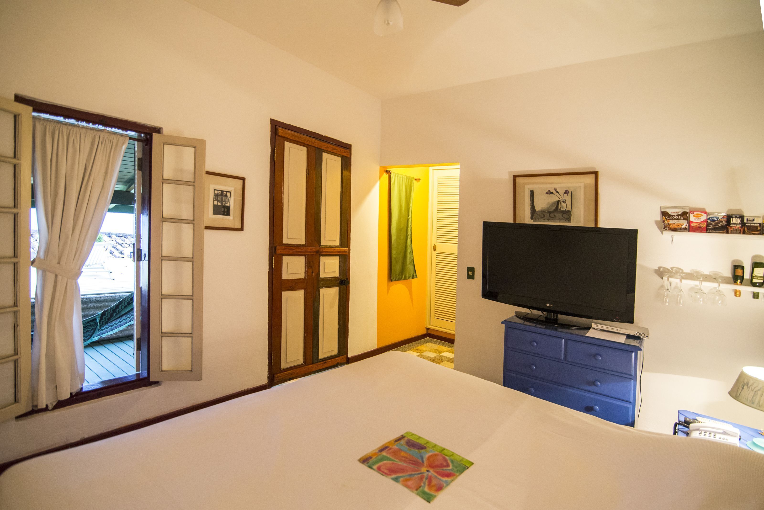 10 quartos, frigobar, individualmente decorados
