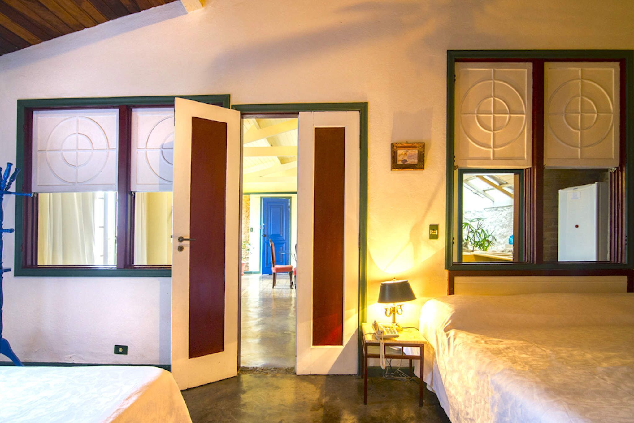 10 quartos, frigobar, individualmente decorados