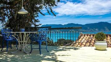 Standardzimmer, Meerblick (11) | Wohnbereich | 40-Zoll-Flachbildfernseher mit Digitalempfang, Fernseher