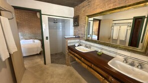 Chambre de base, 1 chambre, baignoire à remous (12) | Salle de bain | Serviettes fournies