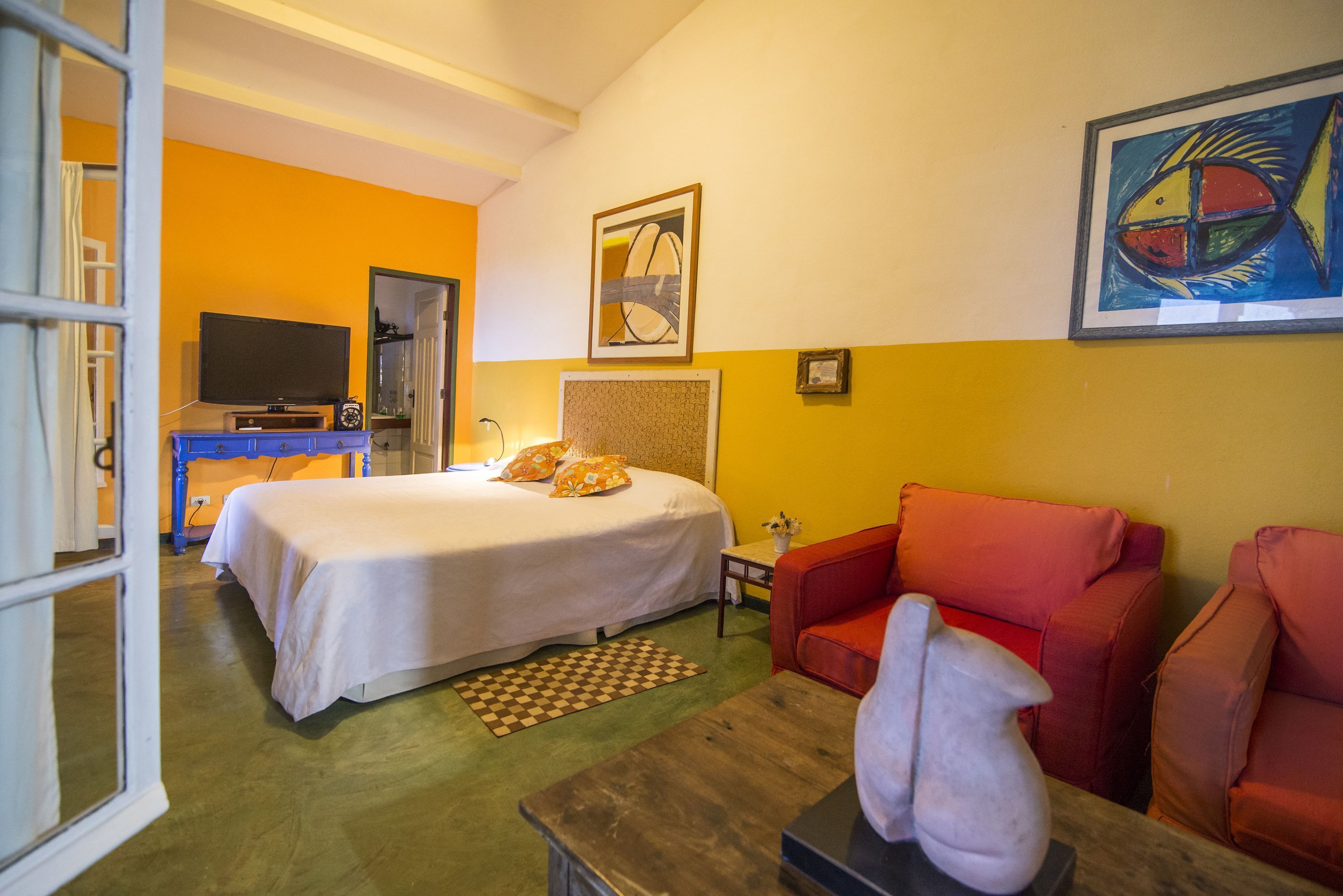 10 quartos, frigobar, individualmente decorados
