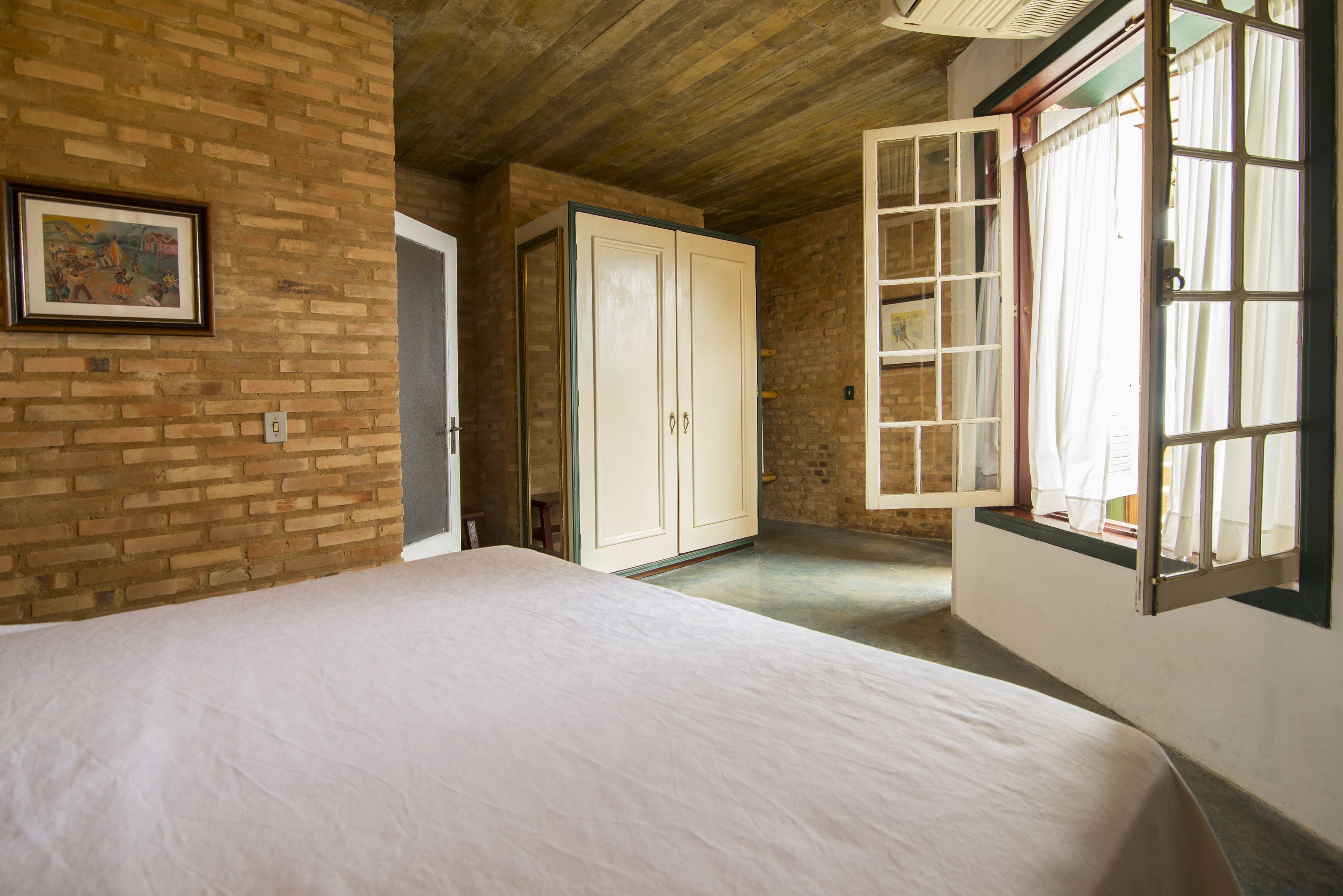 10 quartos, frigobar, individualmente decorados