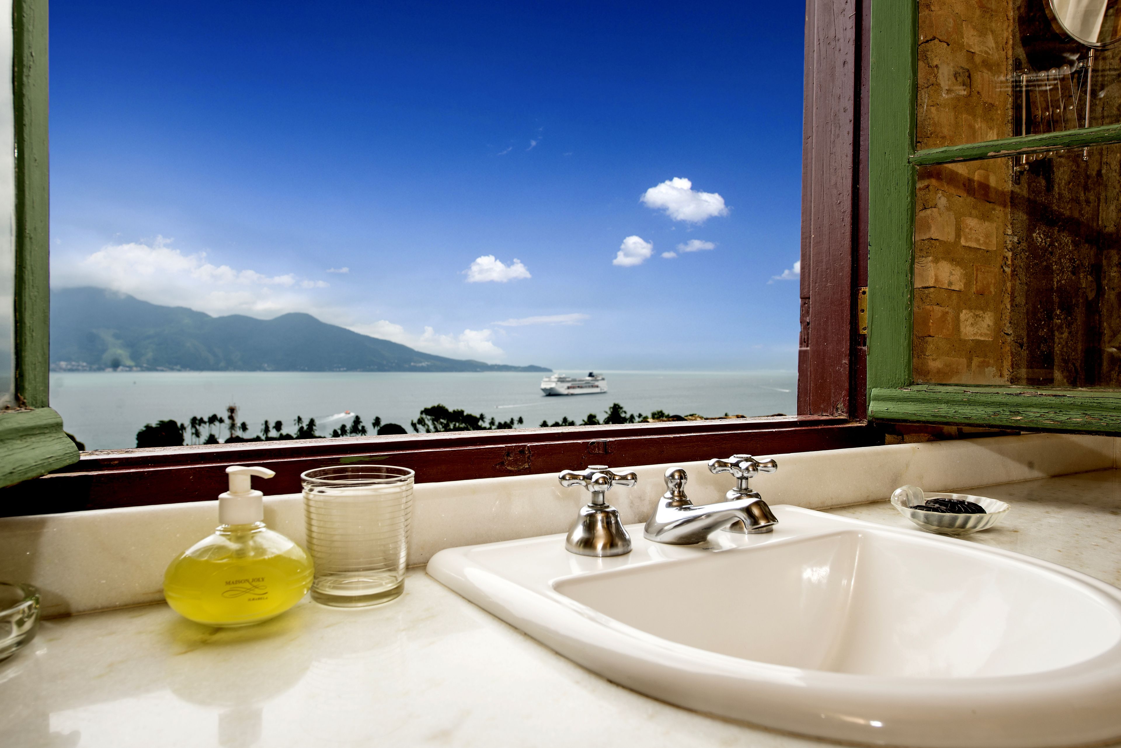 deluxe room, hot tub (14) | bathroom | towels