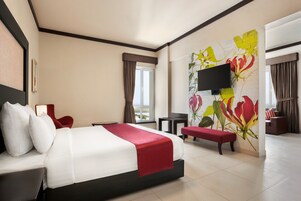 Habitación, 1 cama de matrimonio, no fumadores | Minibar, caja fuerte, escritorio y cortinas opacas