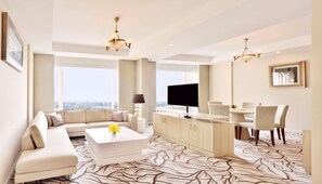 Suite | Premium bedding, minibar, in-room safe, desk - Radisson Blu Bengaluru Outer Ring Road (Bengaluru)