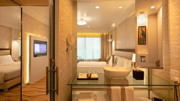 Pancuran mandi, kelengkapan dandanan diri mesra alam, pengering rambut