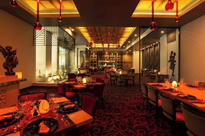 3 restaurants; lunch and dinner served