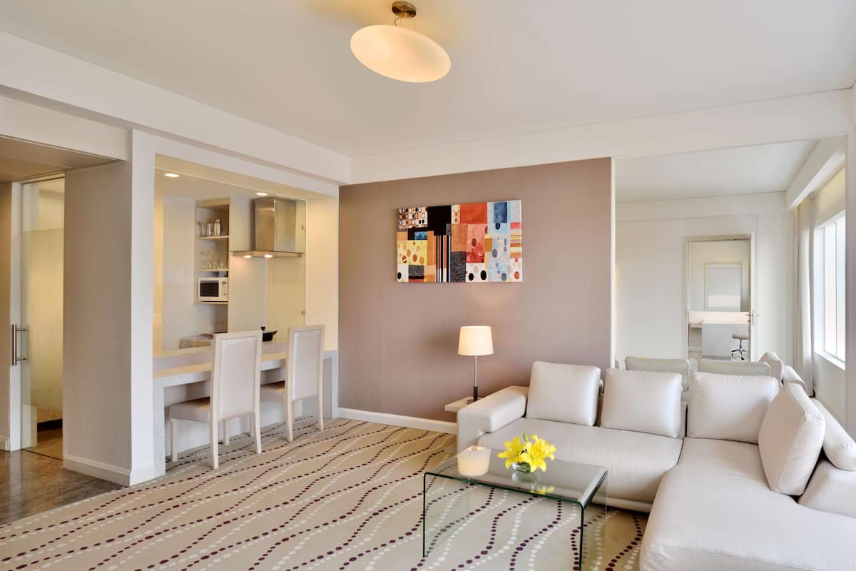 Suíte, 1 quarto | Roupas de cama premium, frigobar, cofres nos quartos, escrivaninha
