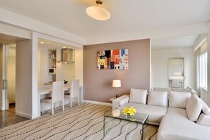 Suite, 1 Bedroom | Premium bedding, minibar, in-room safe, desk - Radisson Blu Bengaluru Outer Ring Road (Bengaluru)