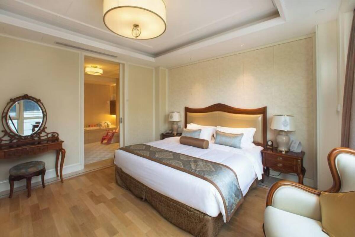 Minibar, in-room safe, alarm clocks