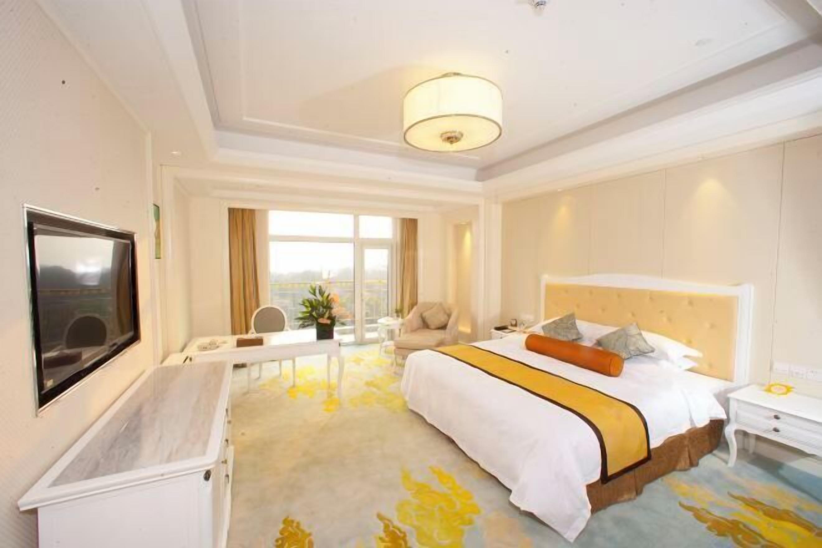 Minibar, in-room safe, alarm clocks
