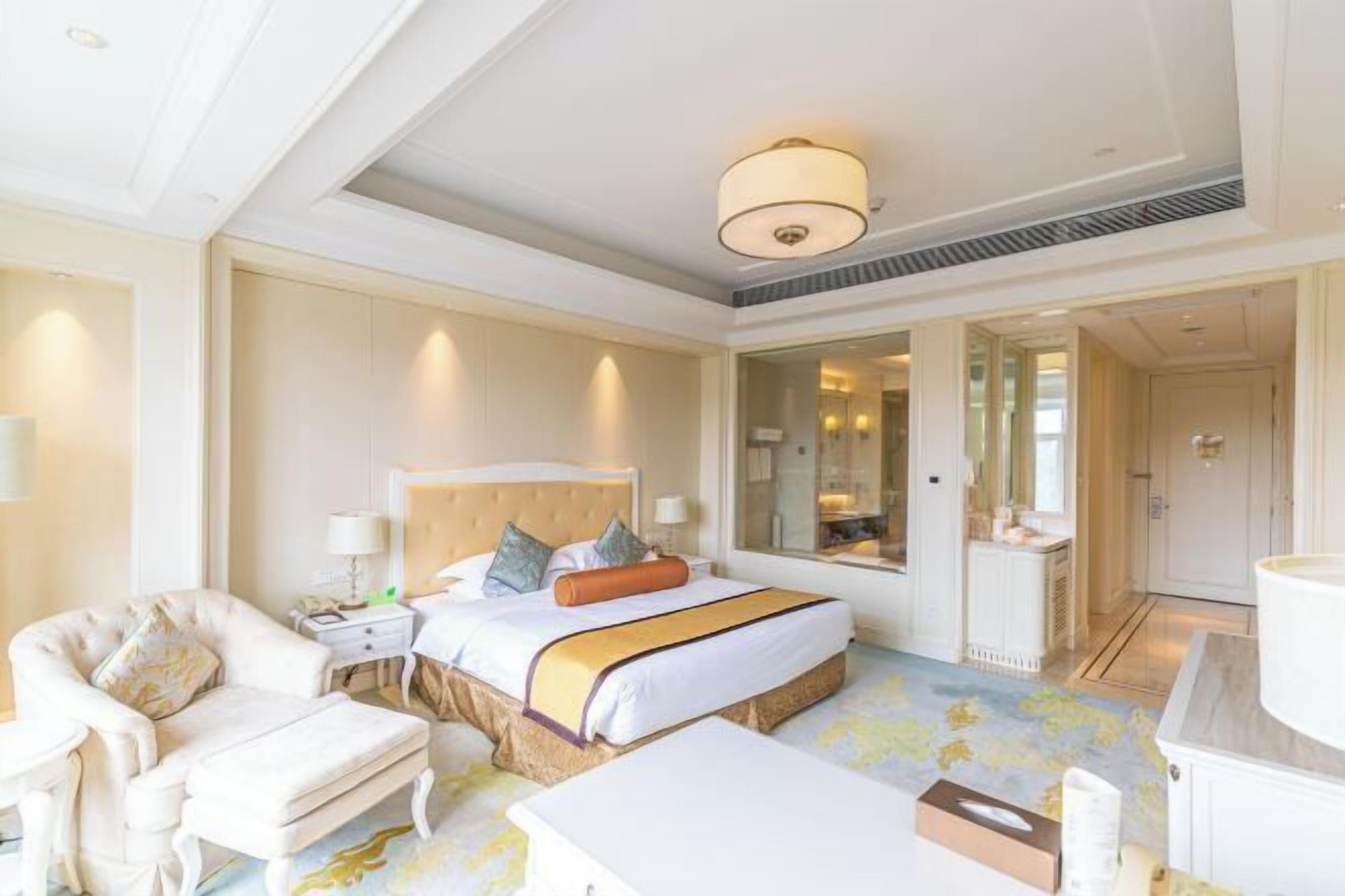 Minibar, in-room safe, alarm clocks