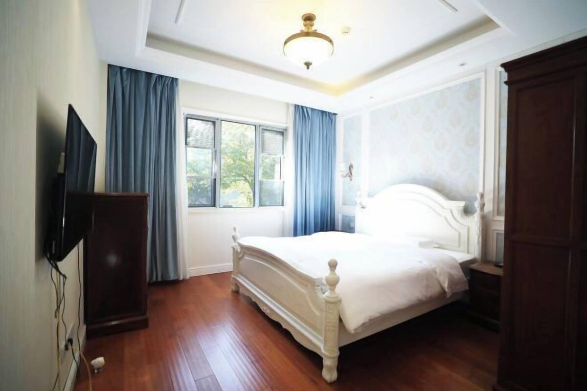 Minibar, in-room safe, alarm clocks