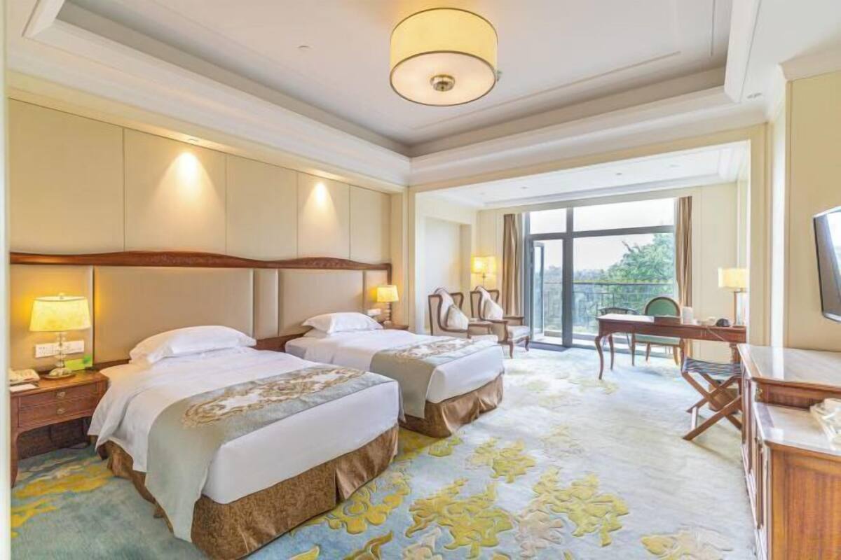 Minibar, in-room safe, alarm clocks