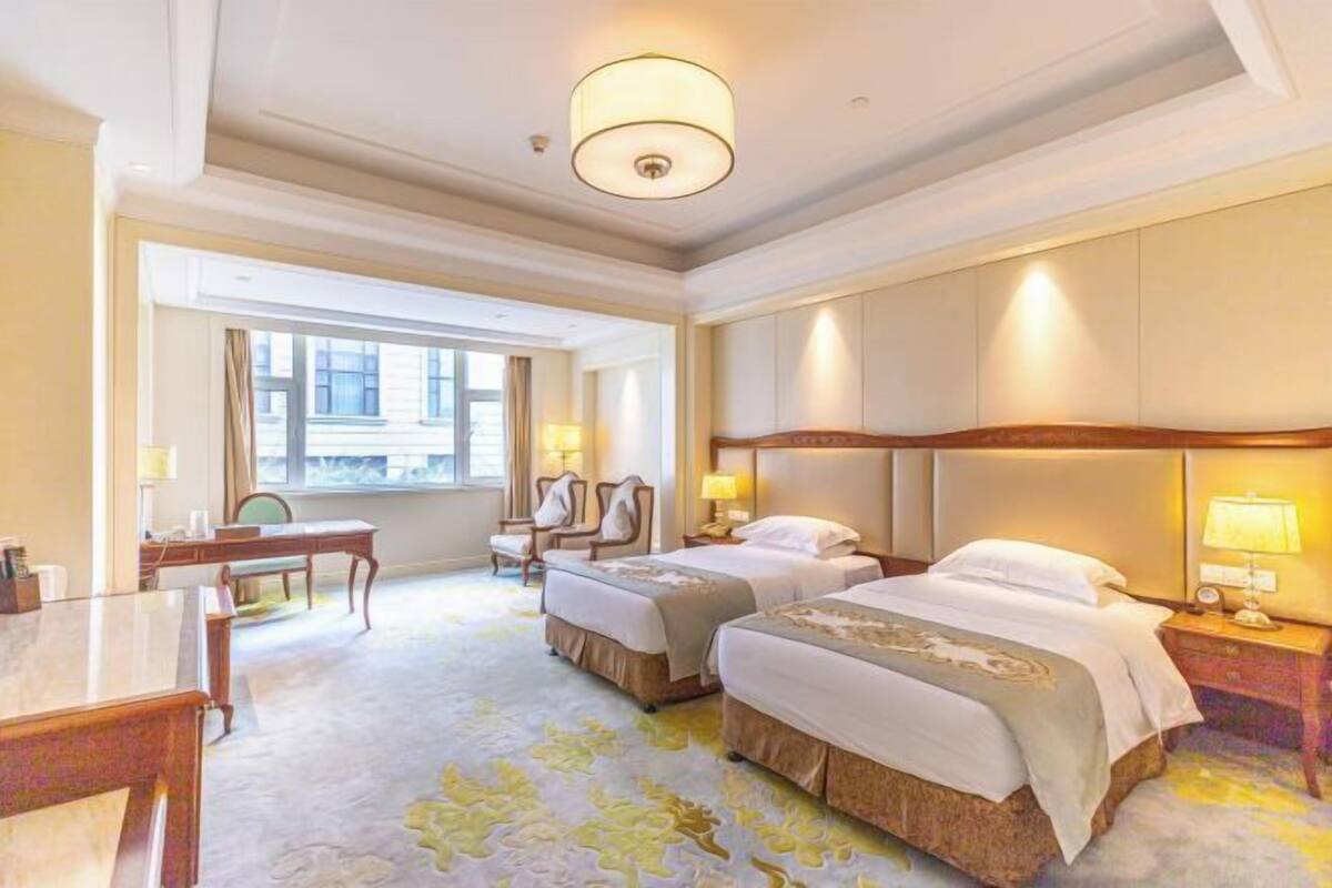 Minibar, in-room safe, alarm clocks