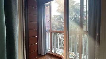 Minibar, in-room safe, alarm clocks