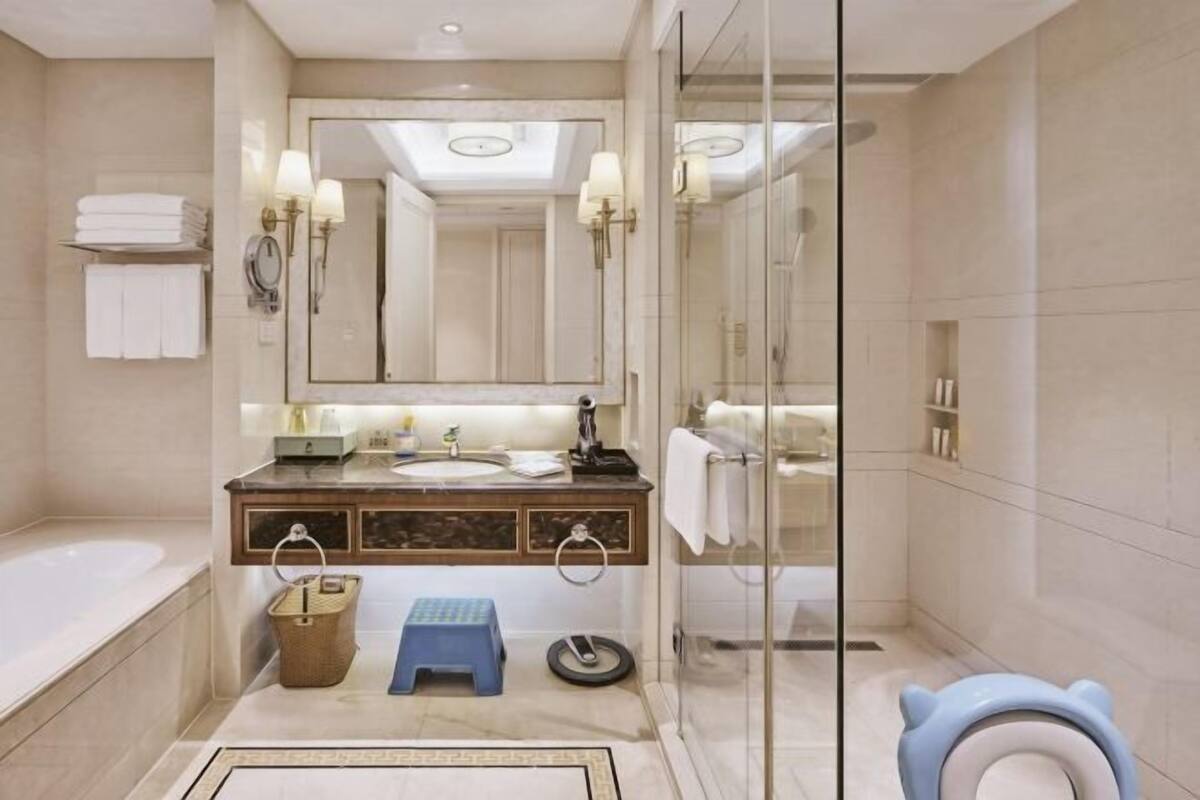 Een minibar, een kluis op de kamer, een wekker