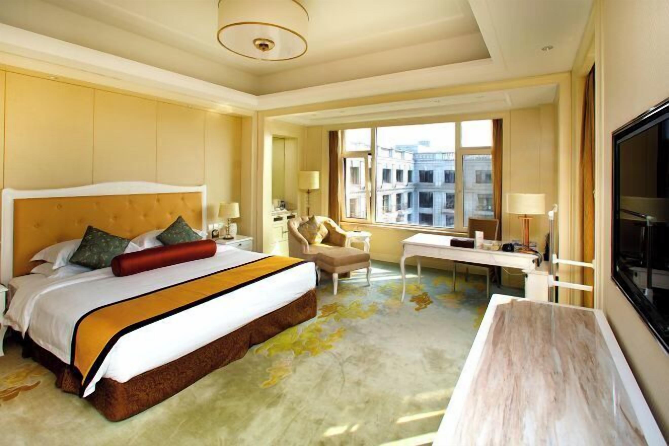 Minibar, in-room safe, alarm clocks