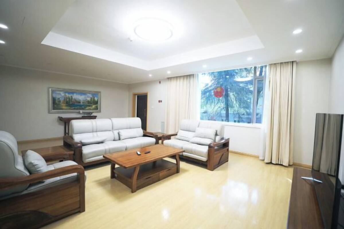 Minibar, in-room safe, alarm clocks