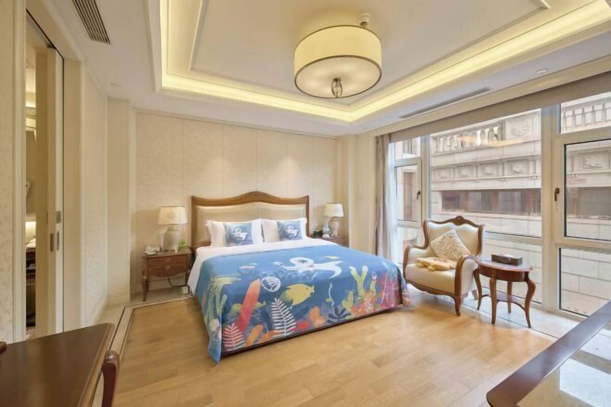 Een minibar, een kluis op de kamer, een wekker