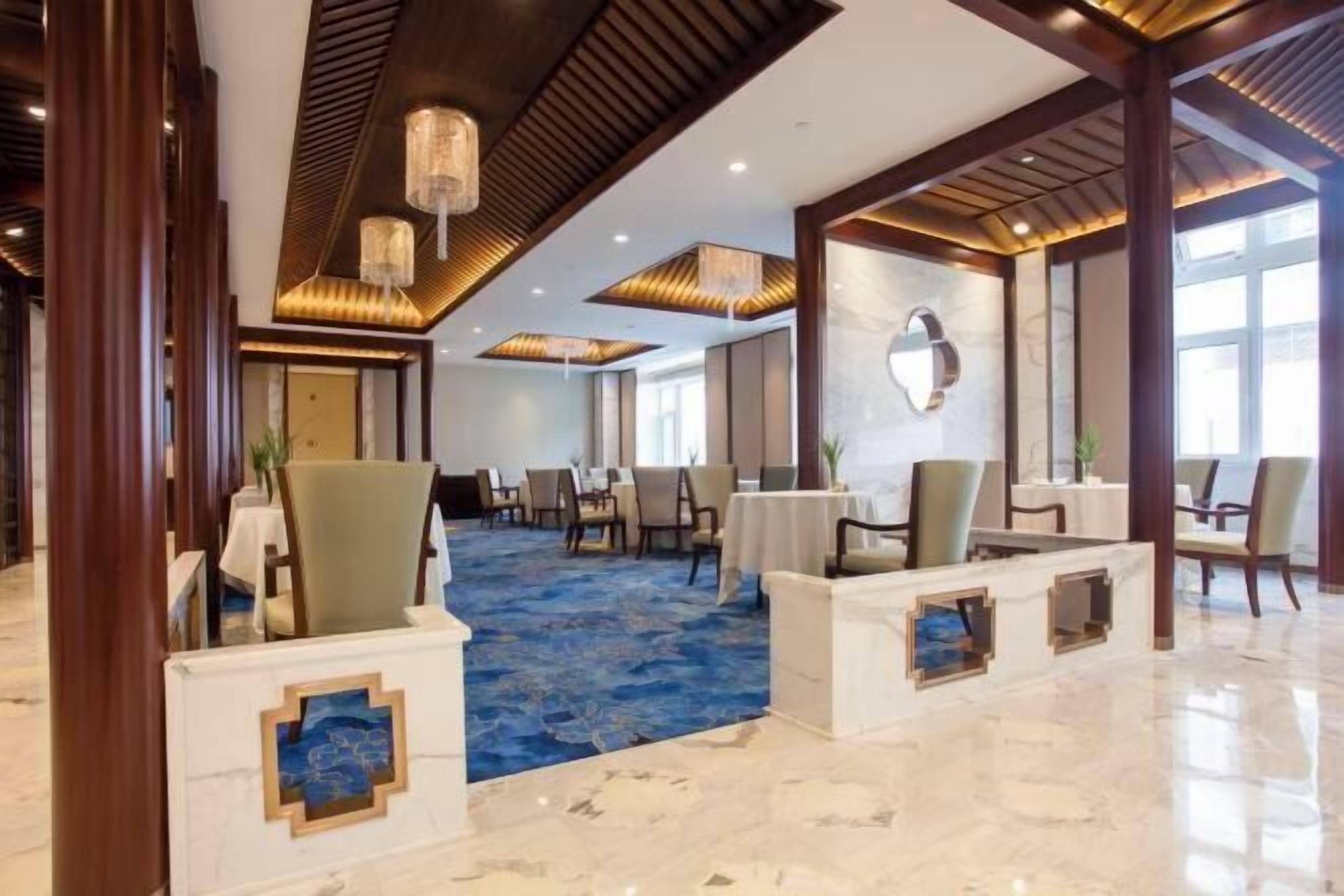 供应午餐、晚餐和早午餐，中国菜