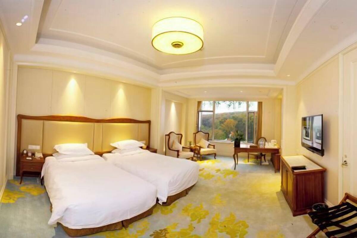 Minibar, in-room safe, alarm clocks