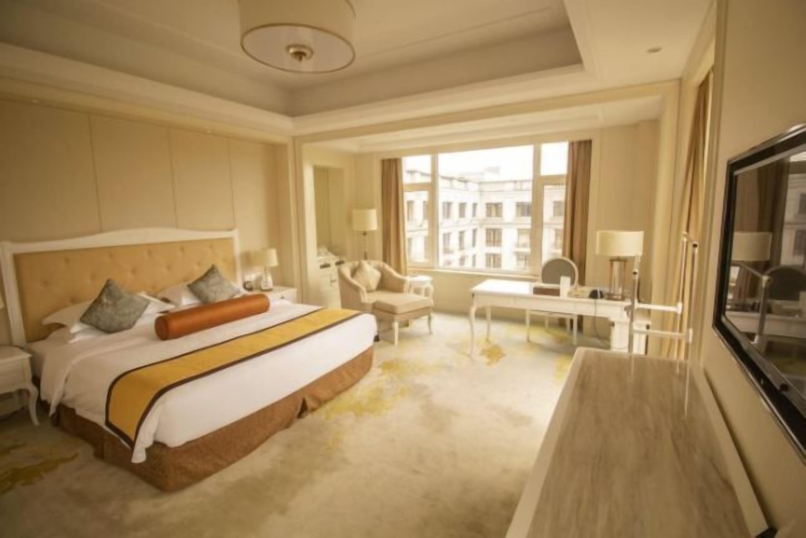 Minibar, in-room safe, alarm clocks