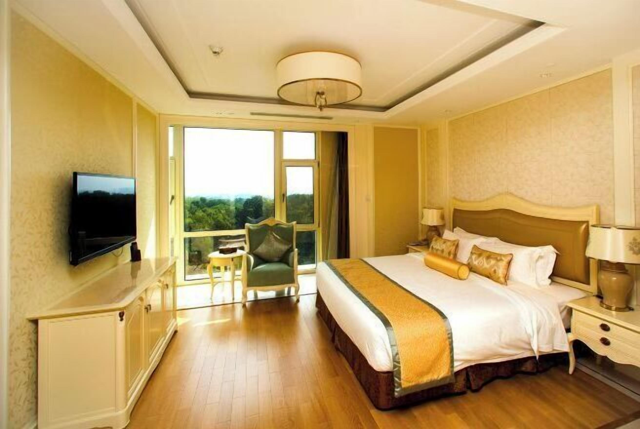 Minibar, in-room safe, alarm clocks